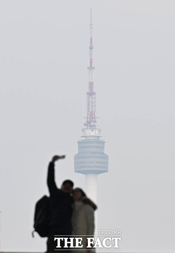 전국 곳곳에서 미세먼지 농도가 나쁨 수준으로 예보된 12일 서울 용산구 국립중앙박물관에서 바라 본 N서울타워가 뿌옇게 보이고 있다. /이새롬 기자