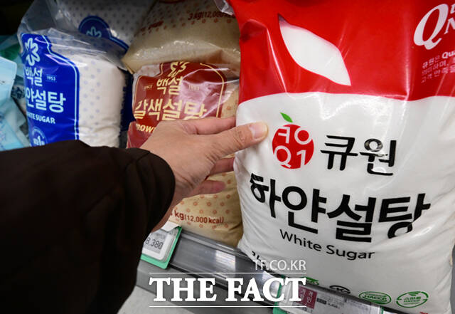 공정거래위원회(공정위)가 국내 주요 제당업체들의 설탕 가격 담합 행위에 대해 4000억원대의 과징금을 부과하자, 해당 기업인 CJ제일제당과 삼양사가 즉각 공식 사과문을 발표하고 고강도 재발 방지 대책을 내놓았다. /이새롬 기자