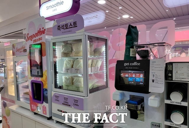 BGF리테일이 운영하는 편의점 CU가 12일 서울 성수동에 디저트특화매장을 냈다. CU성수디저트파크점은 디저트에 열광하는 2030 세대와 외국인 관광객을 겨냥한 곳으로, CU는 소비자 반응을 살펴본 후 특화매장 확대 여부를 결정한다. /손원태 기자