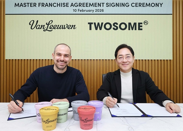 문영주 투썸플레이스 대표이사(오른쪽)과 벤 밴루엔 밴루엔 최고경영자가 마스터 프랜차이즈 계약을 체결했다. /투썸플레이스