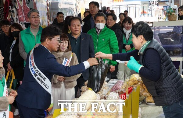 설 명절을 앞둔 12일 중리전통시장을 방문한 최충규 대덕구청장이 소비 촉진 활동 일환으로 제수용품과 농축수산물을 구매하고 있다. /대덕구