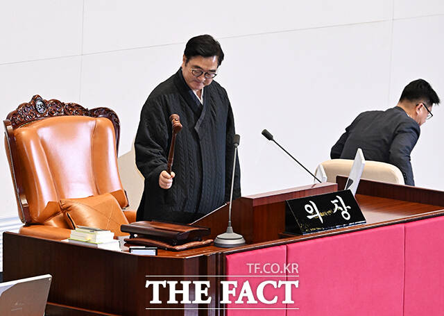 본회의에 한복을 착용하자고 제안한 우원식 국회의장.