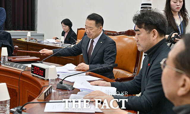 회의 주재하는 신성범 정보위원장.