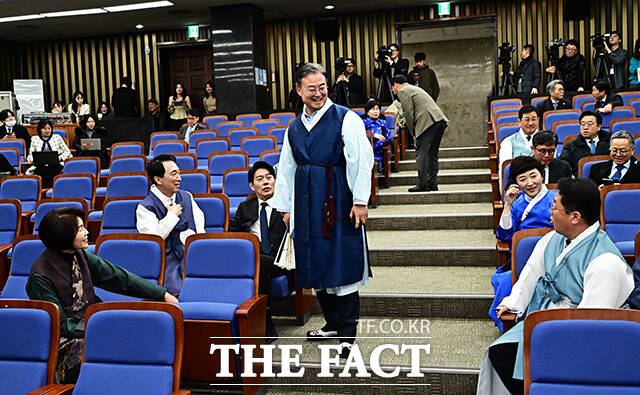 한복을 입은 더불어민주당 의원들이 12일 오후 서울 여의도 국회에서 열린 의원총회에 참석하고 있다. /국회=배정한 기자