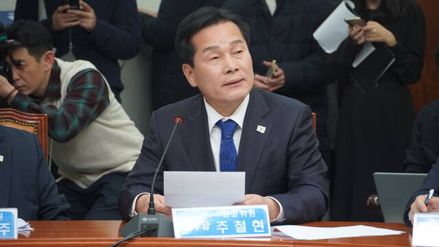 주철현 국회의원이 더불어민주당 최고위원 당시 회의에 참석해 발언하고 있다. /주철현 국회의원