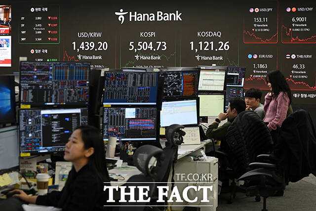 코스피가 5500선을 넘긴 12일 오후 서울 중구 하나은행 본점 딜링룸 전광판에 지수가 표시되고 있다. /서예원 기자