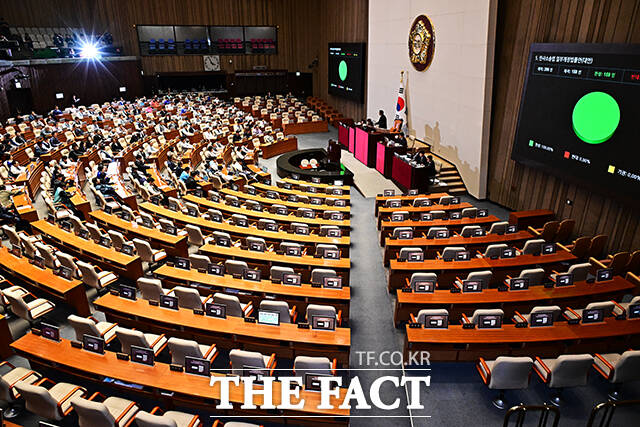 한복을 입은 더불어민주당 의원들이 12일 오후 서울 여의도 국회에서 열린 제432회 국회(임시회) 제7차 본회의에 참석한 가운데 국민의힘 의원들의 좌석이 비어 있다. /국회=배정한 기자