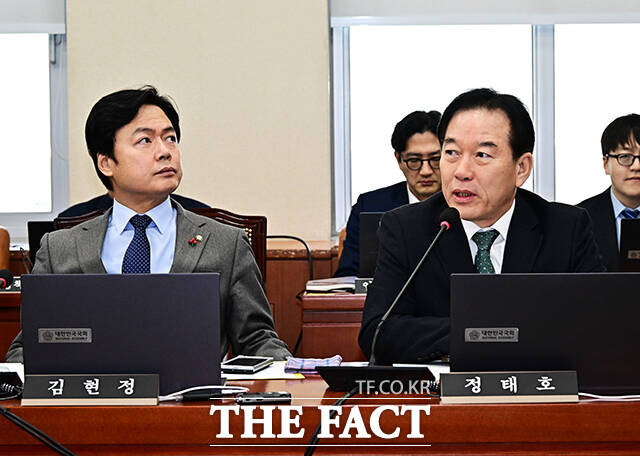 여당 간사로 선임된 뒤 인사말 하는 정태호 더불어민주당 의원(오른쪽).