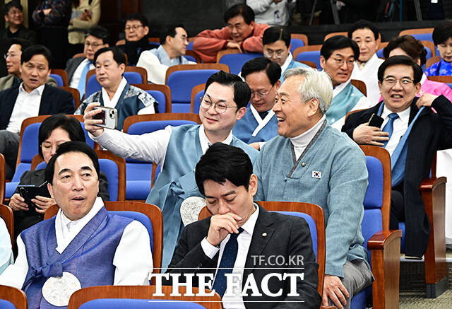 한복을 입은 더불어민주당 의원들이 12일 오후 서울 여의도 국회에서 열린 의원총회에 참석하고 있다. /국회=배정한 기자