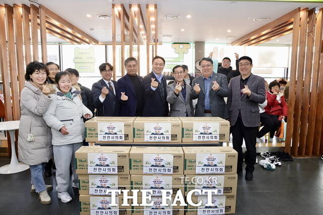 천안시의회는 설 명절을 앞두고 사회복지시설 6곳을 방문해 위문품 전달 및 관계자를 격려했다. /천안시의회