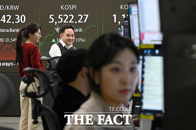 코스피 지수가 사상 처음으로 종가 기준 5500선을 넘어선 12일 오후 서울 중구 하나은행 본점 딜링룸 전광판에 지수가 표시되고 있다. /서예원 기자