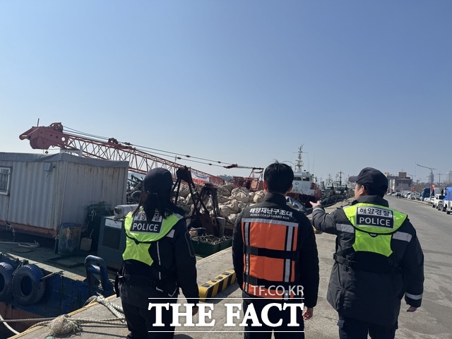여수해경과 해양재난구조대가 연안 안전 취약 지역을 순찰하며 안전 점검을 하고 있다. /여수해양경찰서