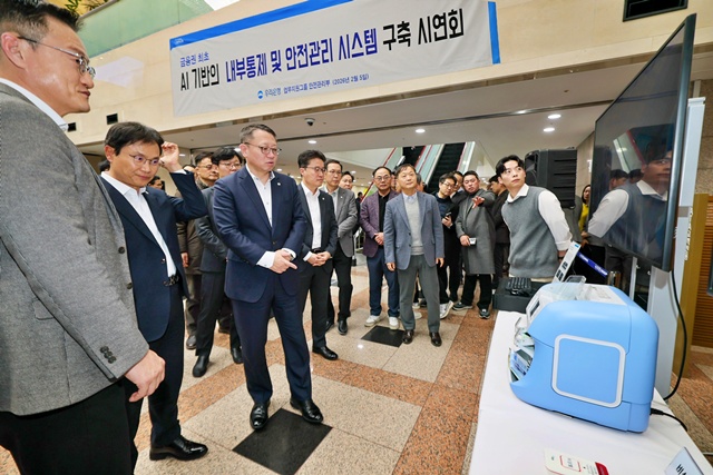 지난 5일 우리은행 본점에서 정진완 우리은행장(왼쪽 세번째)이 AI 기반 내부통제 및 안전관리 시스템 구축 시연회를 참관하고 있다. /우리은행