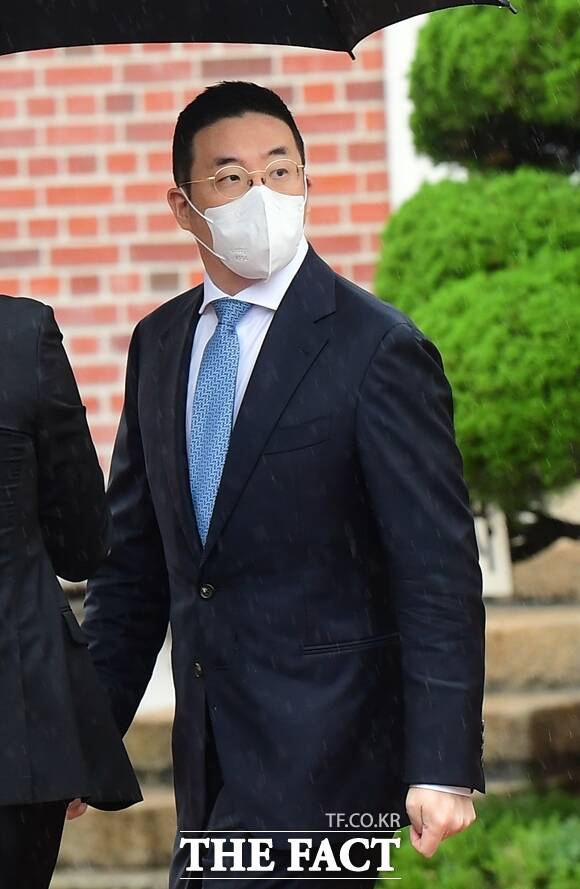 구광모 LG그룹 회장은 이번 판결로 불확실성을 상당 부분 해소하게 됐다. 사진은 지난 2022년 6월 정의선 현대차그룹 회장 장녀 정진희 씨 결혼식에 참석하고 있는 구광모 회장. /더팩트 DB