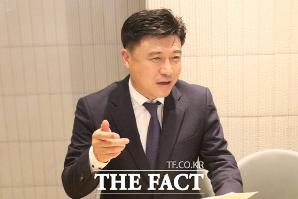 김종천 전 대전시의회 의장이 11일 서구 만년동의 한 카페에서 <더팩트>와 인터뷰 하는 모습. /정예준 기자