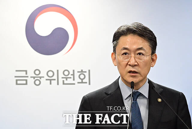 권대영 금융위원회 부위원장이 12일 오전 서울 종로구 정부서울청사에서 부실기업의 신속·엄정 퇴출을 위한 상장폐지 개혁방안을 브리핑하고 있다. /임영무 기자