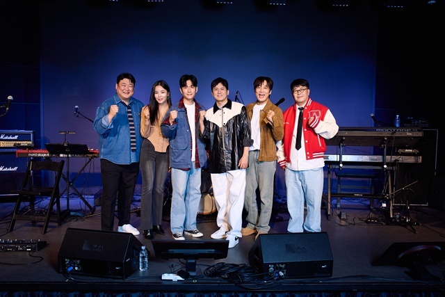 아묻따밴드 멤버 김준현 조정민 전인혁 홍경민 차태현 조영수(왼쪽부터)가 12일 서울 종로구 동숭동 SA홀에서 열린 첫 번째 디지털 싱글 알고 있잖아 발매 기념 쇼케이스에 참석해 정식 데뷔 소감을 전했다. /넥스타엔터테인먼트