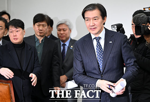 조국 조국혁신당 대표가 12일 국민의힘을 향해 설 기간 내란 세력 척결하지 않으면 혁신당이 앞장서서 국민의힘을 정치에서 몰아내겠다고 밝혔다. /남용희 기자