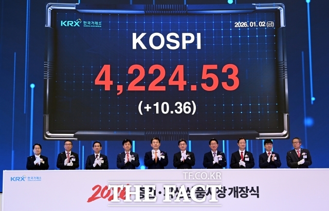 올해 첫 거래일인 1월 2일 정은보 한국거래소 이사장을 비롯한 참석자들이 서울 영등포구 한국거래소 서울사무소에서 열린 2026년도 증권·파생상품시장 개장식에서 개장신호식을 하고 있다. 4224.53으로 출발한 올해 코스피는 명절 휴장 전날인 13일 종가 기준 30.35% 상승했다. /이새롬 기자