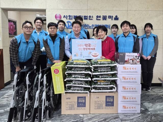 오화경 저축은행중앙회장(왼쪽 다섯번째)와 주요 관계자들이 봉사활동을 진행하고 기념촬영을 하고 있다. /저축은행중앙회