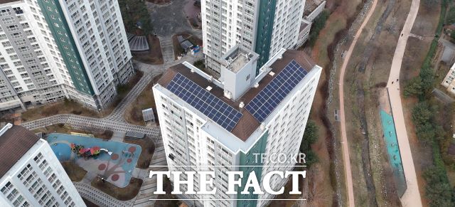 수원시 최초로 RE100 옥상형 태양광 시범사업이 추진된 권선구 금곡동 와이시티아파트 전경. /수원시.