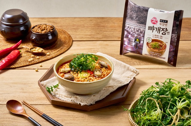 오뚜기가 전통 장 브랜드 죽장연과 콜라보한 봄 시즌 한정 제품 죽장연 빠개장면을 출시했다. /오뚜기