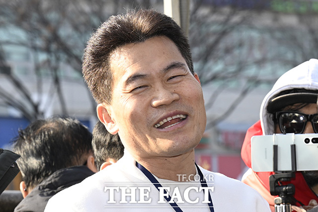 한국사 강사 출신 보수 유튜버 전한길 씨가 12일 오전 피의자 신분 소환 조사 전 서울 동작경찰서 앞에서 입장을 밝히고 있다. /송호영 기자