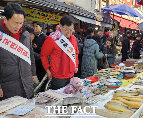 이은권 국민의힘 대전시당위원장이 12일 대전역 서광장에서 대전·충남 행정통합 졸속 추진 규탄대회를 마친 후 역전시장에서 전통시장 장보기 행사를 진행하고 있다. /국민의힘 대전시당