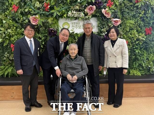 12일 전주보훈요양원에서 제107주년 3·1절을 앞두고 전북도 관계자들이 이석규(가운데) 애국지사를 찾아 감사와 존경의 마음을 전하고 기념 촬영을 하고 있다. /전북도