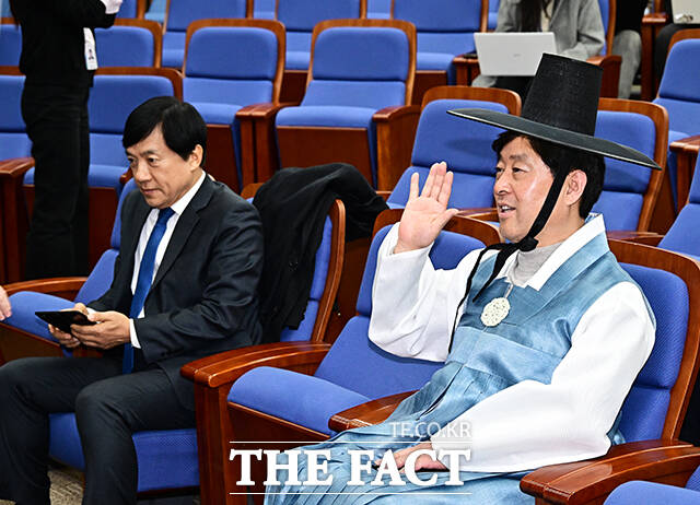 한복을 입은 더불어민주당 의원들이 12일 오후 서울 여의도 국회에서 열린 의원총회에 참석하고 있다. /국회=배정한 기자