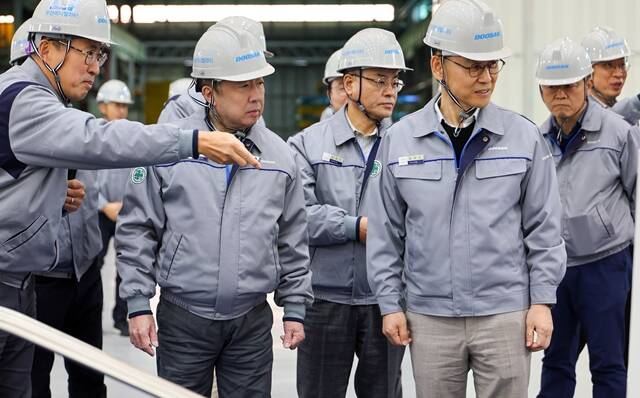 박정원 두산그룹 회장이 창원사업장에서 SMR 주기기 제작 라인을 둘러보고 있다. /두산그룹