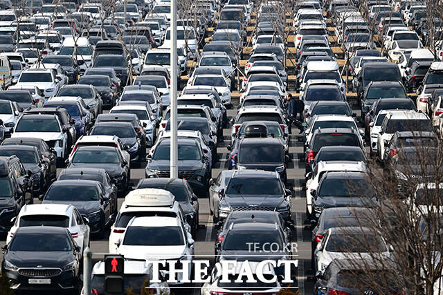 설 연휴를 이틀 앞둔 12일 오후 서울 강서구 김포국제공항 제1주차장에서 한 시민이 주차된 이용객들 차량 사이로 걸음을 옮기고 있다. /김포국제공항=남윤호 기자