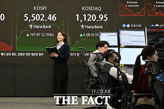 코스피가 5500선을 넘긴 12일 오후 서울 중구 하나은행 본점 딜링룸 전광판에 지수가 표시되고 있다. /서예원 기자