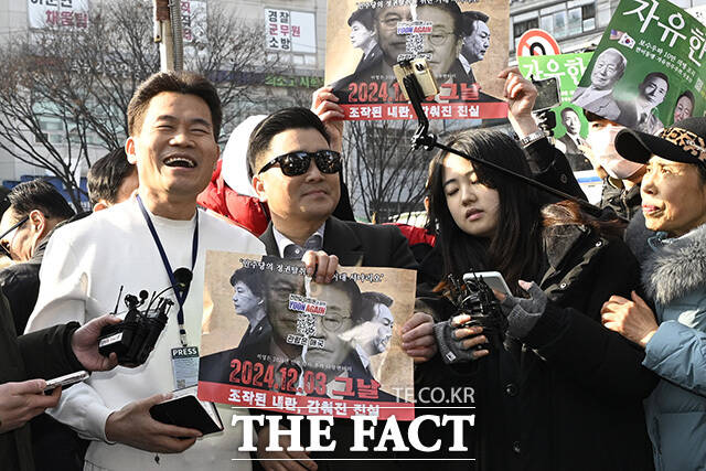 한국사 강사 출신 보수 유튜버 전한길 씨가 12일 오전 피의자 신분 소환 조사 전 서울 동작경찰서 앞에서 입장을 밝히고 있다./ 손호영