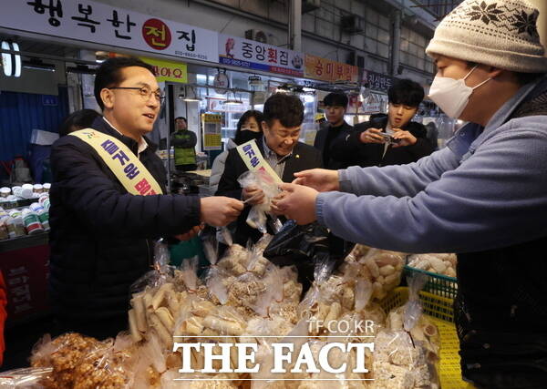 박희조 대전시 동구청장이 전통시장을 방문해 장을 보고 상인들과 인사를 나누는 모습. /대전시 동구