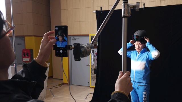 갤럭시 S25 울트라로 촬영하는 스노보드 국가대표 김상겸. /대한체육회