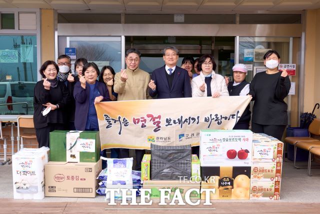 구례군이 11일 관내 사회복지시설을 찾아 위문품을 전달하고 있다. /구례군