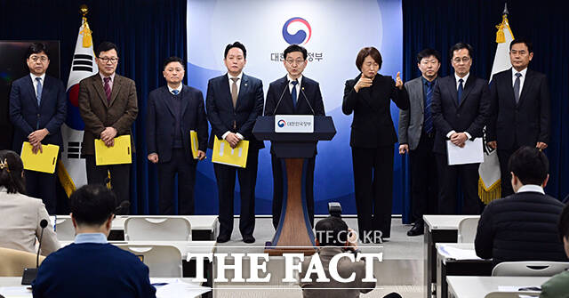 헌법존중 정부혁신 태스크포스(TF)는 12일 12·3 불법계엄은 정부의 기능 전체를 입체적으로 동원하려는 실행 계획을 가지고 있던 위로부터의 내란이었음을 확인했다고 밝혔다. 사진은 TF 총괄 단장을 맡은 윤창렬 국무조정실장이 이날 브리핑을 한 모습. /임영무 기자