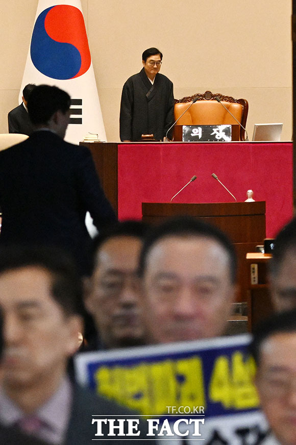 검은 두루마기 입고 본회의 참석한 우 의장.