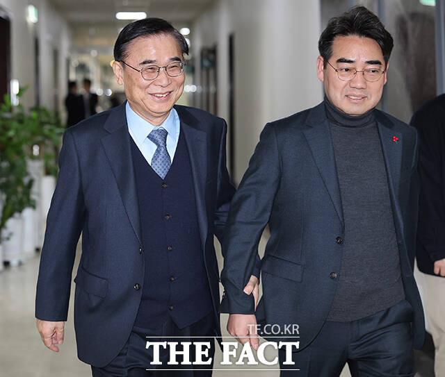 밝은 표정으로 정보위 전체회의 참석하는 이종석 국가정보원장(왼쪽).