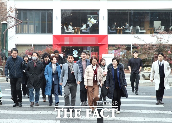 서철모 대전시 서구청장이 11일 주민들의 다양한 의견을 청취하기 위한 ‘우리동네 소통투어’ 일정으로 도마2동과 둔산3동을 방문했다. /대전 서구