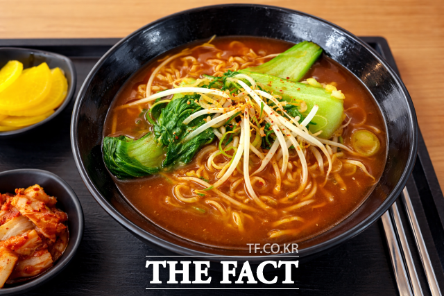 경부고속도로 죽전휴게소 내 식당에서 인기를 모으고 있는 용인청경채 라면 /용인시