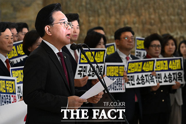 구호 외치는 송 원내대표와 의원들.