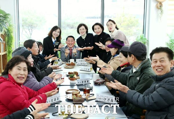 서철모 대전시 서구청장이 11일 주민들의 다양한 의견을 청취하기 위해 우리동네 소통투어 행사를 진행했다. 사진은 도마2동 방문 모습. /대전시 서구