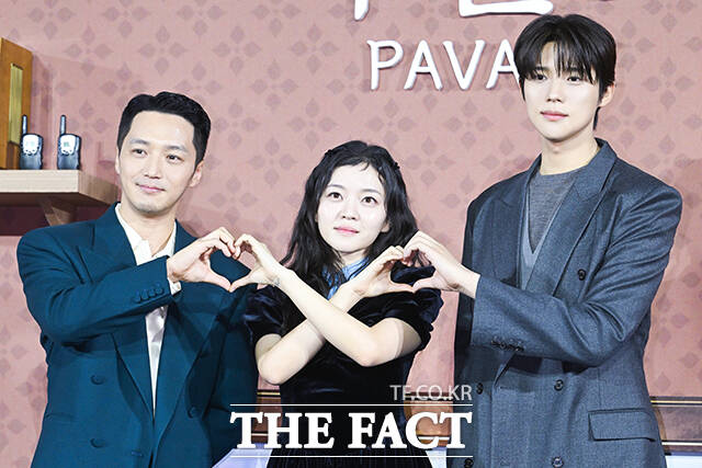 배우 변요한과 고아성, 문상민(왼쪽부터)이 12일 오전 서울 강남구 메가박스 코엑스에서 열린 넷플릭스 ‘파반느’ 제작보고회에 참석해 포즈를 취하고 있다. /서예원 기자