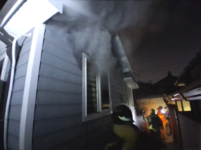 영주시 가흥동 단독주택 화재를 진화하고 있다. /경북소방본부