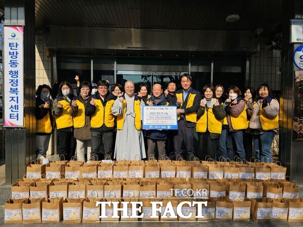 대전시 서구에 12일 이웃 돕기 행렬이 이어졌다. 탄방동 지역사회보장협의체가 소외계층이 따뜻한 명절을 보낼 수 있도록 떡국떡, 사골 국물 등 명절 음식 꾸러미를 만들어 100여 가구에 전달하고 있다. /대전시 서구