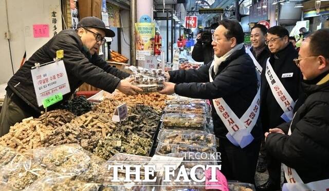 유정복 인천시장이 2일 미추홀구에 있는 신기시장을 방문, 상인들을 격려하고 있다. /인천시