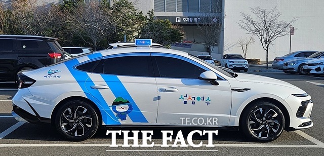 섬섬여수콜 택시가 도심 도로를 운행하며 승객 호출 서비스를 제공하고 있다. /여수시