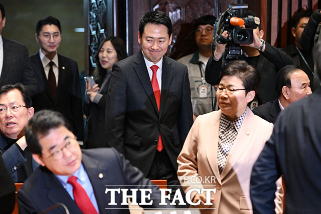 장동혁 국민의힘 대표가 12일 오후 서울 여의도 국회에서 열린 의원총회에 참석하고 있다. /국회=남용희 기자